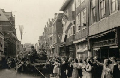 849158 Afbeelding van de feestvreugde in de Wittevrouwenstraat te Utrecht, tijdens de optocht van legervoertuigen door ...
